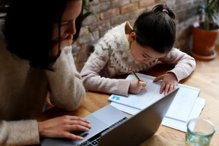 Părintele al cărui soț muncește în străinătate nu primește zile libere plătite pentru a sta cu copiii în școala online