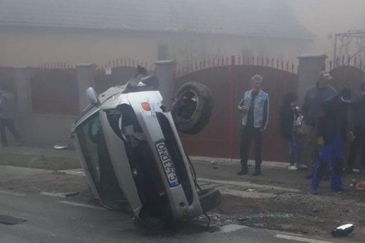 Cluj: Un șofer a ajuns cu mașina răsturnată după ce a pierdut controlul volanului - FOTO