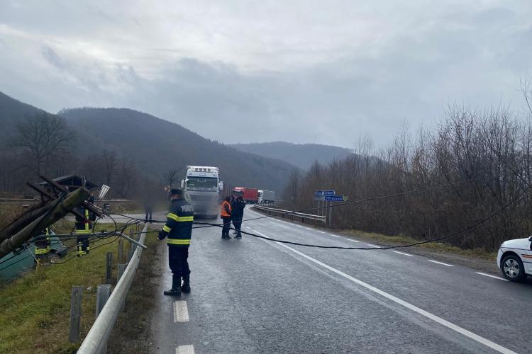 Cluj: Un șofer a pierdut controlul volanului și s-a izbit de un stâlp de electricitate - FOTO