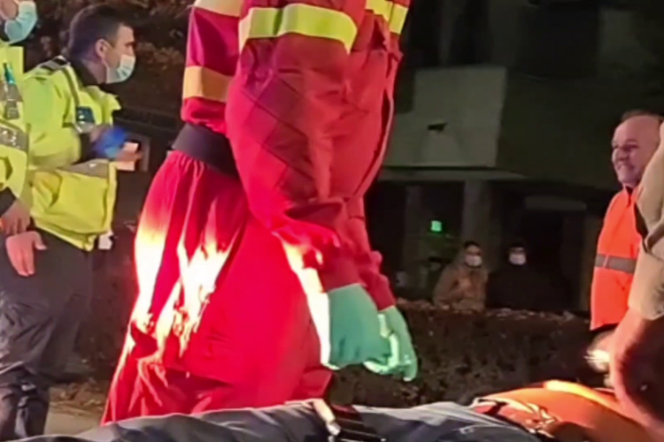 Vezi imaginile când EROUL NECUNOSCUT de la accidentul de pe Dorobanților este urecheat de polițistul de la rutieră - VIDEO