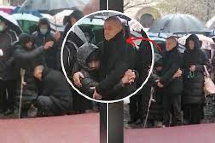 Gigi Becali i-a dat haina de pe el unui om al străzii cu dizabilități, în curtea unei mănăstiri - VIDEO
