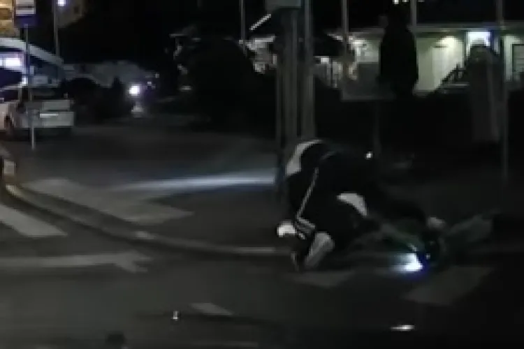 Tinerii își pun viața în pericol pe trotinete la Cluj-Napoca. Se pot accidenta încât să rămână legume pe viață - VIDEO