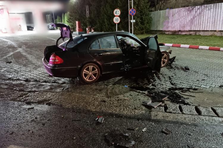 Cluj: 2 tineri au ajuns la spital după ce mașina lor a intrat în coliziune cu un camion, în Huedin - FOTO
