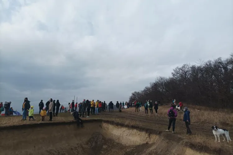 Protest în Hoia, împotriva blocurilor care ”mușcă” din pădure: Jos labele de pe pădurea Hoia! - FOTO
