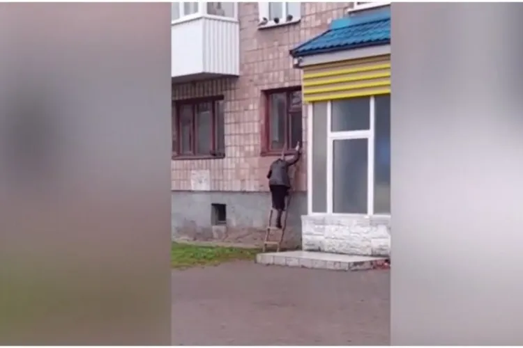 O bunicuță iese din bloc numai pe geam, pe motiv că interfonul are un „cod al satanei“ - FOTO