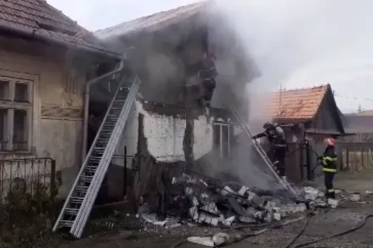 Un incendiu a cuprins o casă în comuna Iara! Un tânăr a fost transportat la spital cu arsuri grave - VIDEO