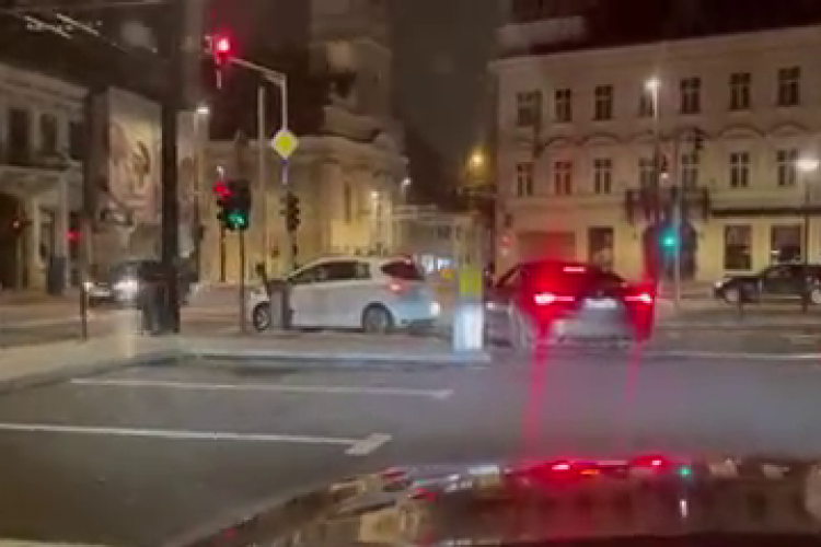 Un bombardier cu mașină scumpă nu a avut bani de parcare în centrul Clujul. Cum fentează bariera în Piața Unirii - VIDEO