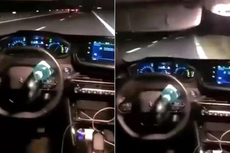 Un şofer român şi-a distrus maşina şi s-a făcut de râs, în timp ce se lăuda că poate conduce de pe bancheta din spate: „Aşa se conduce!