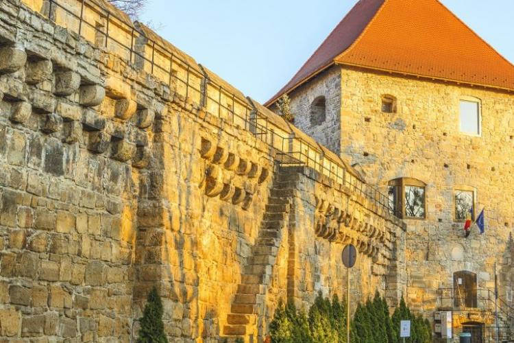 Primăria vrea din nou să reabiliteze Zidul Cetății, monument protejat din Cluj-Napoca, la 10 ani după ce s-a mai apucat o dată