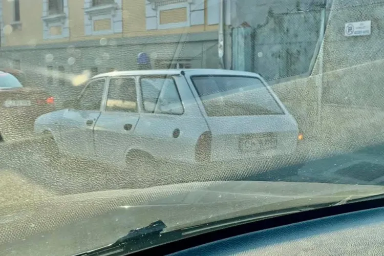 În timp ce Clujul cumpără autobuze fără șofer, pacienții sunt transportați cu o ambulanță Dacia 1310 - FOTO