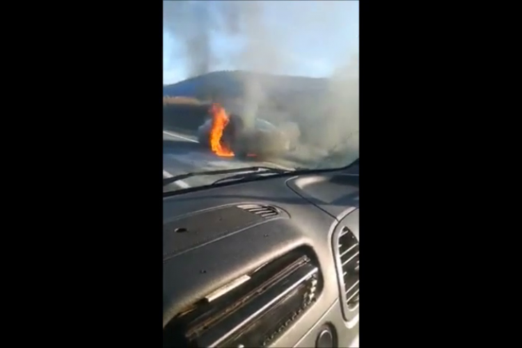 O mașină a luat foc pe ”Centura lui Boc”, dar nimeni nu a oprit pentru a da ajutor - VIDEO