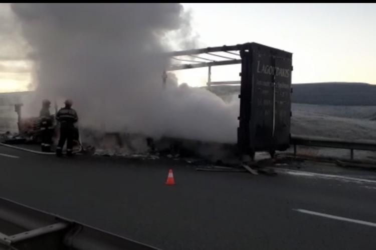 Un TIR a luat foc pe Autostrada Transilvaniei, intre Gilău și Turda - VIDEO