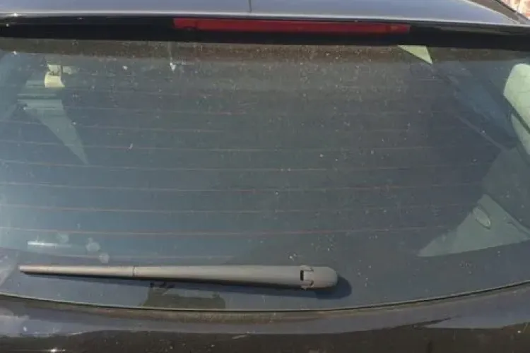 Cluj: Un șofer s-a trezit cu luneta distrusă, după ce a parcat-o în fața tomberonului - FOTO