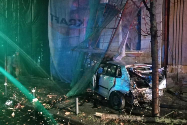 Accident rutier în Cluj-Napoca. Un tânăr șofer BEAT a pierdut controlul mașinii și s-a izbit de zidul unei clădiri de pe strada Moților