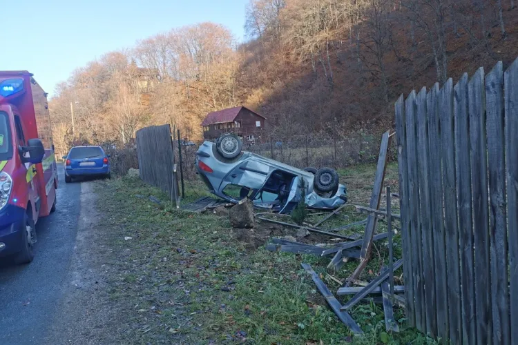 O clujeancă s-a răsturnat cu mașina la intrare în Someșu Rece - FOTO