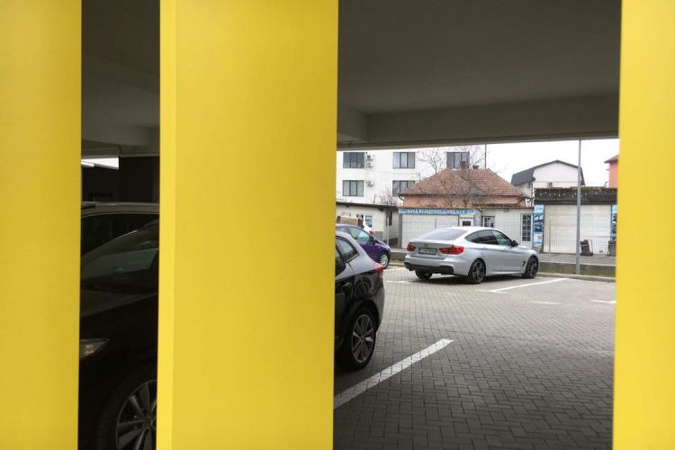 BMW și VW, mașinile din parcarea locuințelor sociale acordate nevoiașilor de Primăria Cluj-Napoca - FOTO