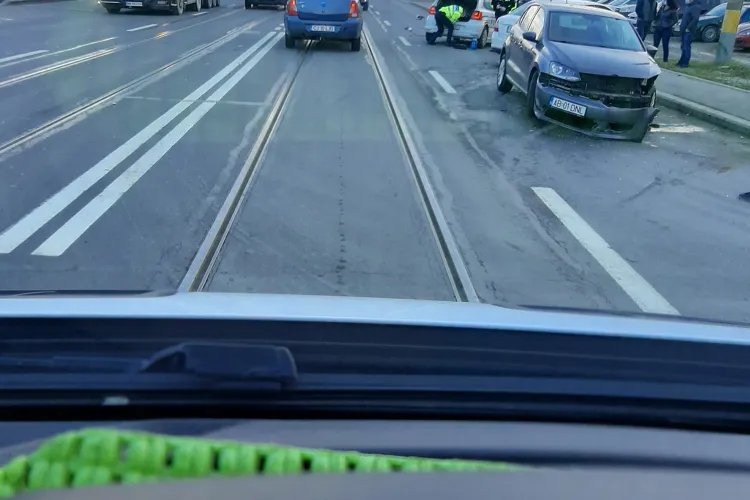 Accident rutier pe Bulevardul Muncii. O tânără neatentă din Alba a lovit mașina condusă de un bărbat de 50 de ani din Cluj - FOTO