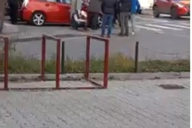 Pieton GRAV rănit după ce a fost lovit în plin de o mașină care a trecut pe ROȘU, pe Bulevardul Muncii - VIDEO după impact