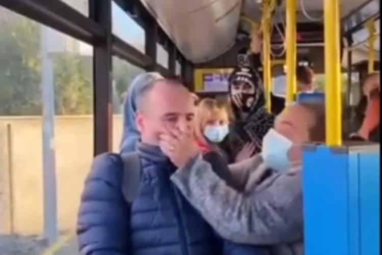 Antivaccinistul pălmuit în autobuz la Cluj riscă amenda. El poate depune plângere împotriva celei care l-a lovit - FOTO