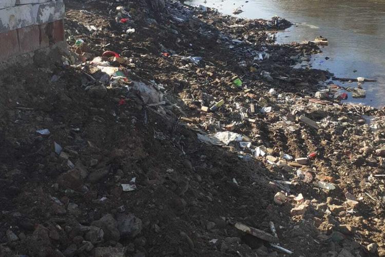300 de tone de deșeuri ridicate din Florești. Cineva își face o locuință pe malul râului - FOTO