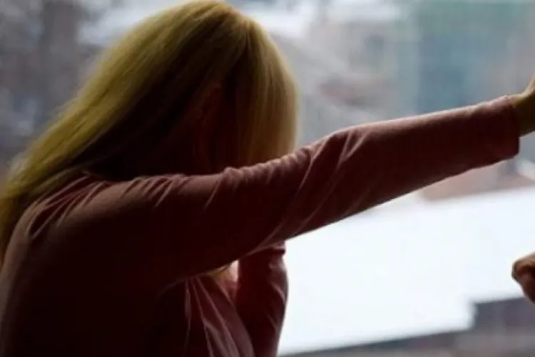 Bătaia cruntă dintre două eleve de liceu s-a sfârșit cu o vizită la spital. Una dintre ele s-a ales cu un traumatism cranian