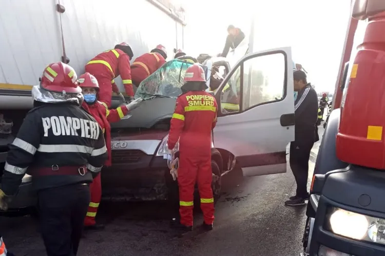 Accident HALUCINANT! Două TIR-uri conduse de tată şi fiu au strivit intenţionat o dubă. Un om a fost decapitat