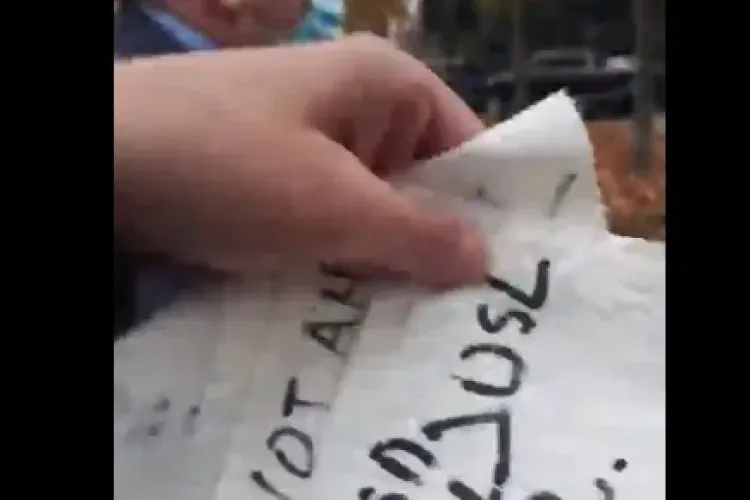 Activistul Ceaușescu le-a dus liberalilor hârtie igienică, pentru a arăta ce au ajuns voturile date de români pentru ei - VIDEO