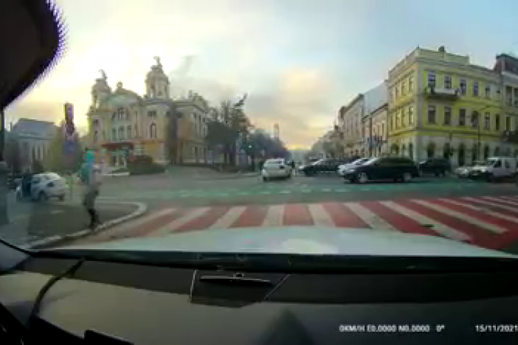 VIDEO - Momentul când mașina de poliție a fost lovită în Piața Avram Iancu, filmat de un alt șofer