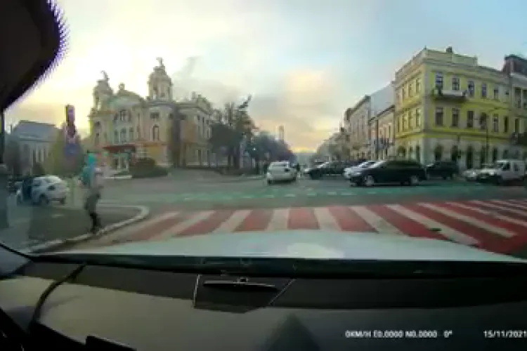 VIDEO - Momentul când mașina de poliție a fost lovită în Piața Avram Iancu, filmat de un alt șofer