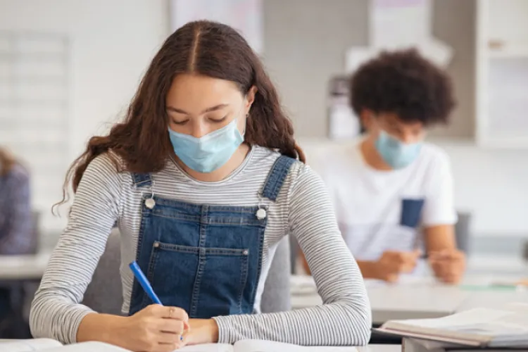 S-au modificat tezele pentru elevi. Vezi ce teze susțin elevii la gimnaziu și liceu, din 6 decembrie 2021: Vezi lista completă a lucrărilor de evaluare 