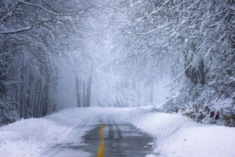 A început să ningă la Harghita. „Şoferii să nu plece la drum, dacă nu au mașinile pregătite pentru iarnă!