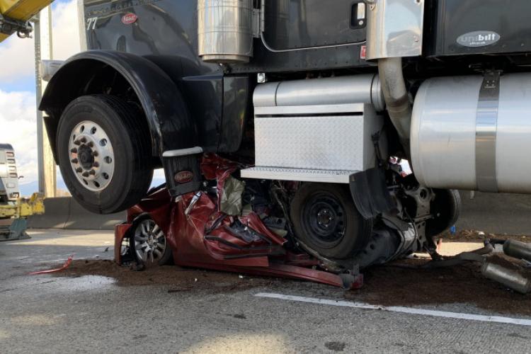 O șoferiță a sfidat moartea într-un accident de circulație. A supraviețuit sub un camion cu 18 roți - FOTO