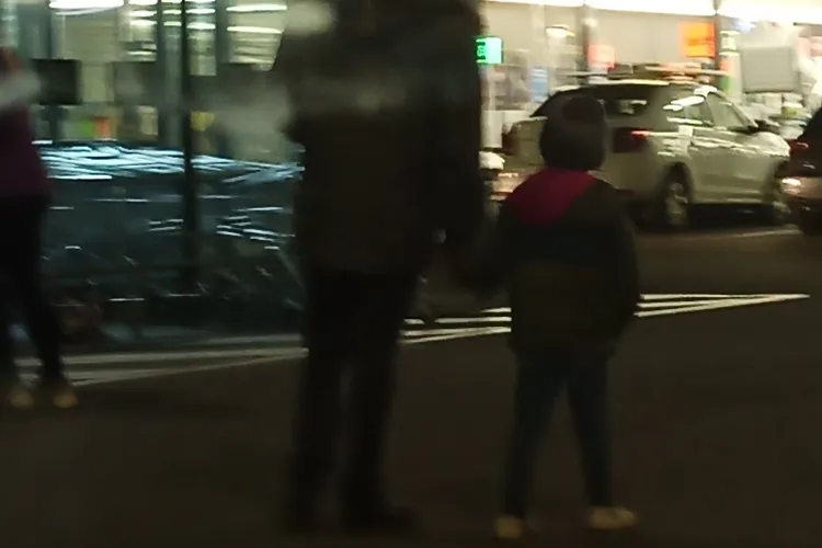 Un clujean a chemat Poliția la Lidl - Frunzișului, unde copiii erau puși la cerșit de adulți. Replica Poliției a fost HALUCINANTĂ