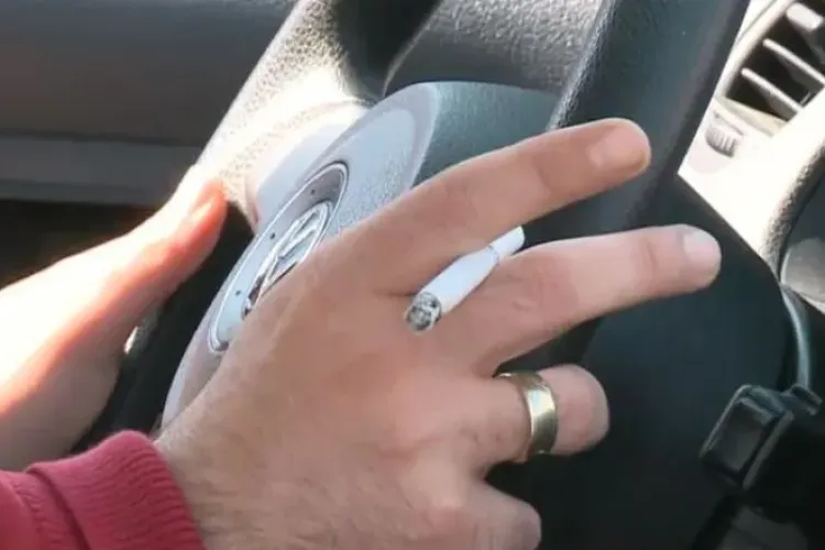 Un bărbat a fost amendat cu 15.000 de lei, după ce un chiștoc de țigară „i-a scăpat” pe geamul mașinii