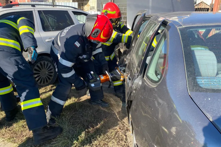 Un bărbat grav rănit a rămas încarcerat în mașină, în urma unui accident de pe Bulevardul Muncii - VIDEO