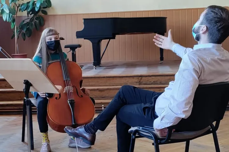 Muzicieni de renume din Cluj au oferit cursuri gratuite de muzică unor tineri talentați, dar fără posibilități - FOTO