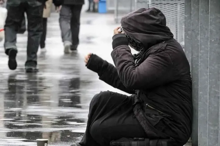 Clujean care își trimitea iubita la cerșit, reținut de procurorii DIICOT - VIDEO