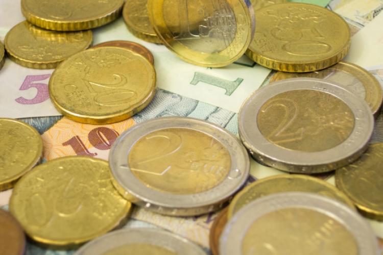 Euro a trecut de 5 lei, pe piața bancară. E premieră în România, care merge tot mai bine economic