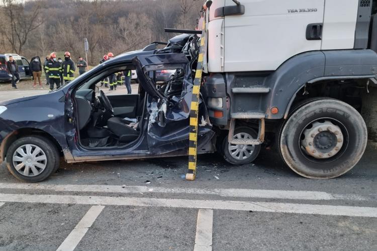 Grav accident la coborâre din Feleac! Mașină distrusă de un camion, care s-a urcat peste ea - FOTO