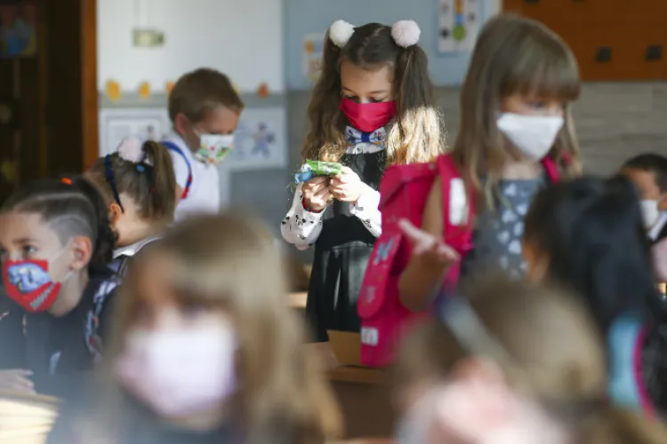 Școlile se redeschid în localitățile cu incidență mai mică de 3 la mia de locuitori, indiferent de rata de vaccinare a profesorilor