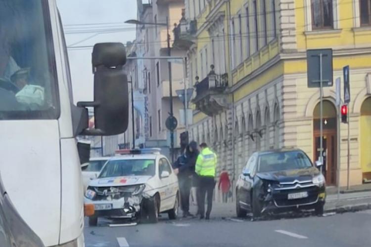 Cluj: O mașină de poliție a fost implicată într-un accident rutier în Piața Avram Iancu