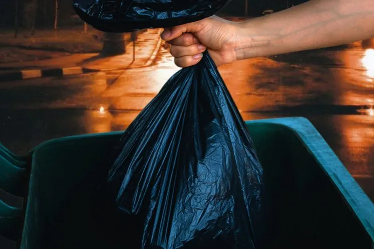 De ce nu trebuie să duci gunoiul noaptea. Cele mai tari superstiţii din România