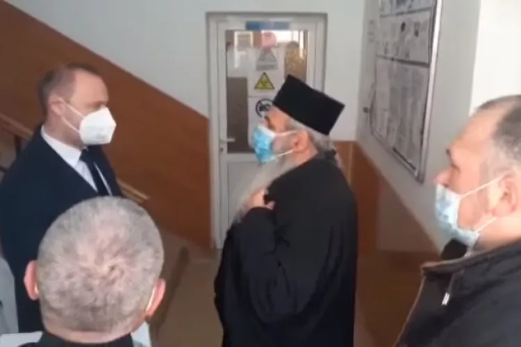 A mers unde alții nu au curaj! Mitropolitul i-a vizitat pe bolnavii COVID pe secția ATI - VIDEO