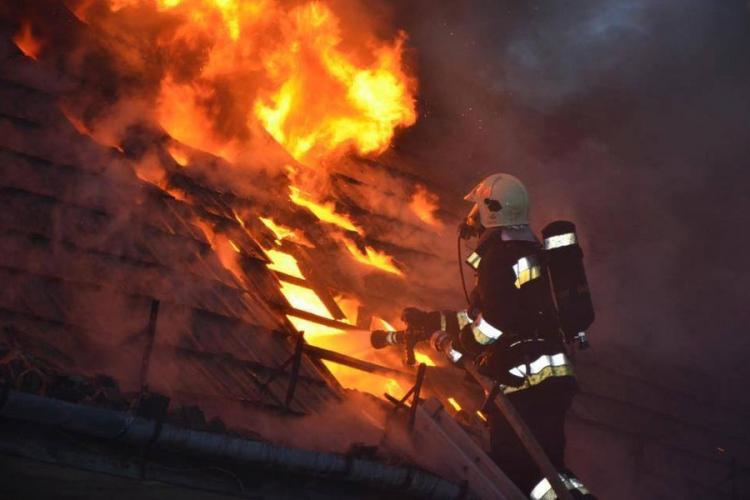 Incendiu devastator noaptea trecută la Dej. O femeie a avut nevoie de îngrijiri medicale