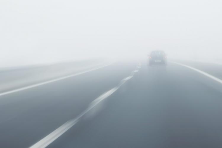 Circulaţie în condiţii de ceaţă pe şoselele din Alba, Cluj, Harghita, Hunedoara, Mureş şi Sibiu