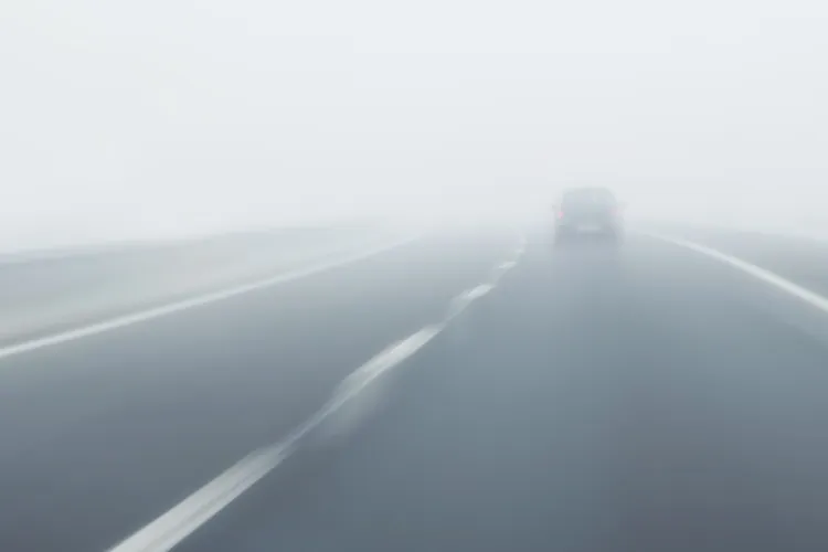 Circulaţie în condiţii de ceaţă pe şoselele din Alba, Cluj, Harghita, Hunedoara, Mureş şi Sibiu