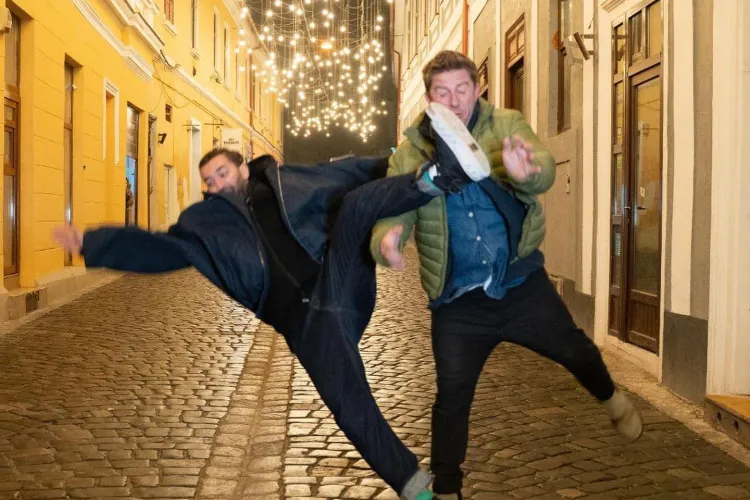 Smiley a alunecat și a tras o trântă de toată frumusețea în centrul Clujului - VIDEO și FOTO