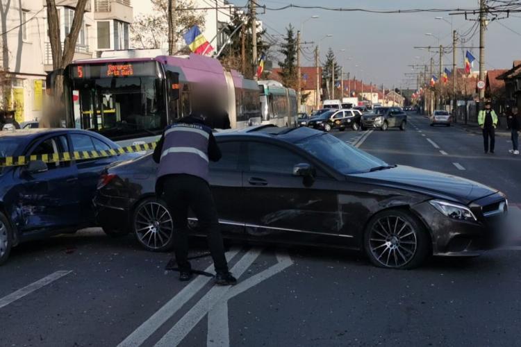 Accident rutier în lanț pe strada Traian Vuia din Cluj-Napoca, provocat de o tânără de 19 ani. S-au ciocnit 5 mașini - FOTO