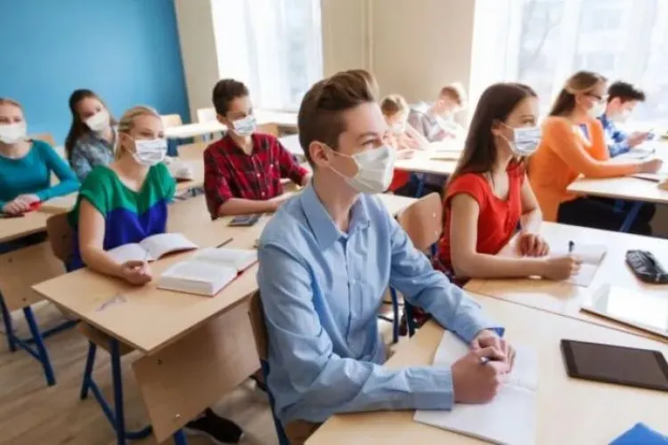 Școala începe fizic de luni, acolo unde profesorii sunt vaccinați. Apar noi reguli