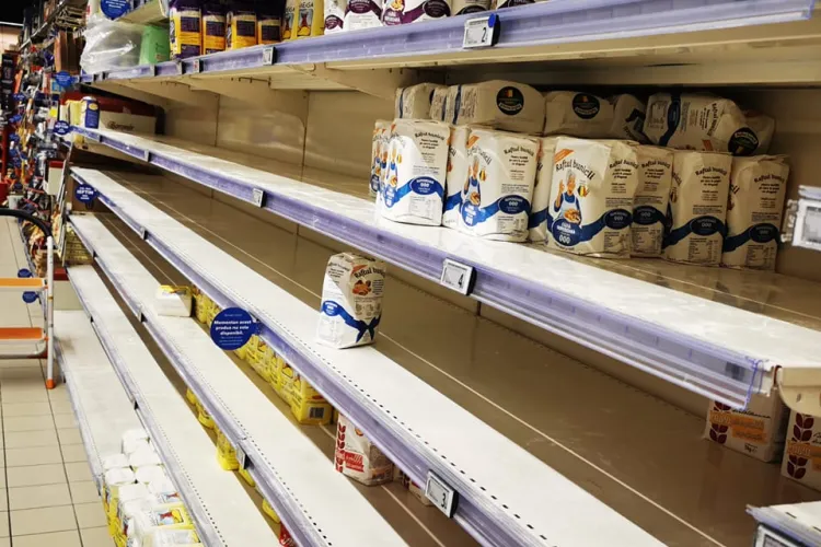 Limită la cumpărături în unele magazine, pentru a nu dispărea produsele de bază de pe rafturi